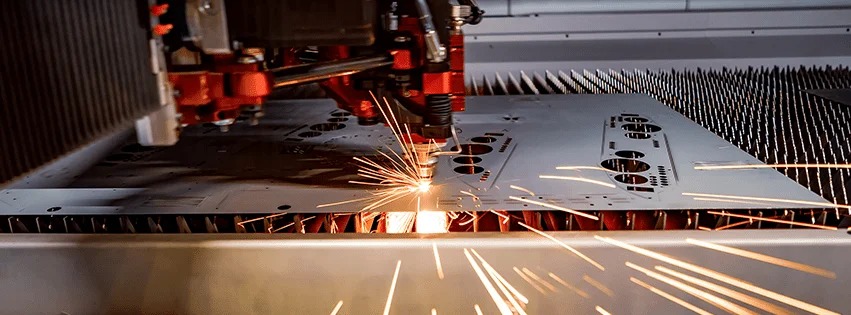 Máquina de corte láser CNC cortando lámina metálica con chispas